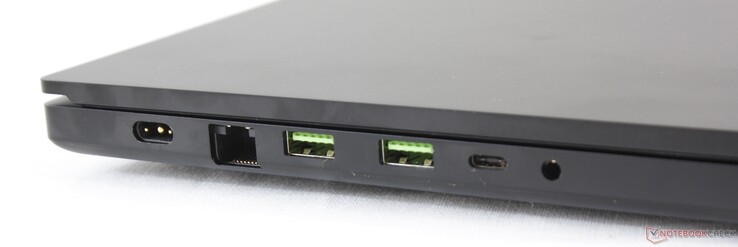 Izquierda: adaptador de CA, 2,5 Gbit RJ-45, 2x USB 3.2 Gen. 2, USB-C 3.2 Gen. 2, audio combinado de 3,5 mm