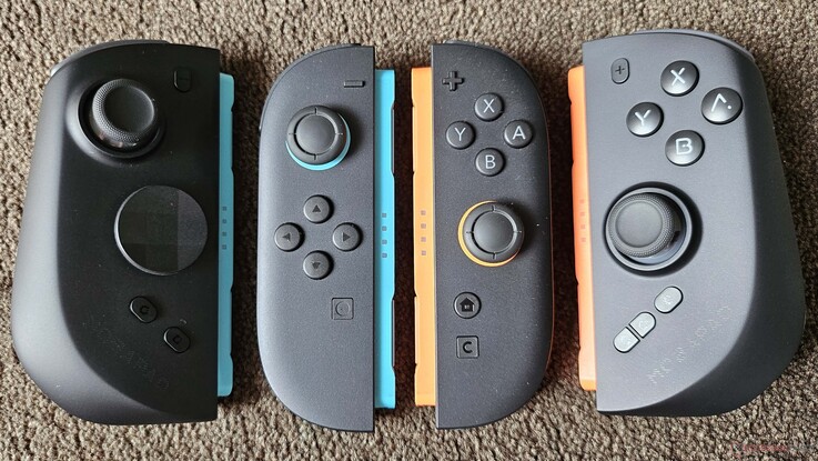 Una comparación con los Joy-Cons originales pone de manifiesto la notable diferencia de tamaño entre los mandos M12S.