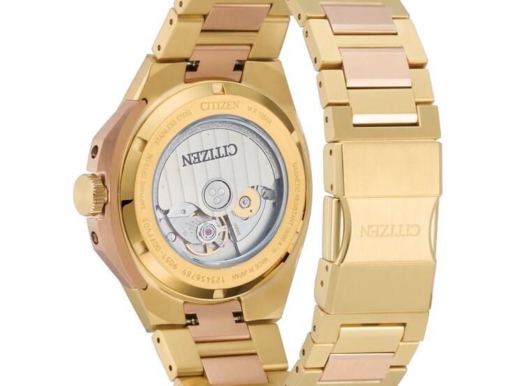 El fondo transparente de la caja muestra el movimiento interno Calibre 9051 de Citizen. 