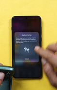 Un teléfono OnePlus en el que se muestra la pantalla de configuración para compartir audio, en la que se indica al usuario que ponga un segundo par de auriculares inalámbricos en modo de emparejamiento.