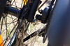 Dos imanes mantienen unidas las ruedas cuando la bicicleta está plegada