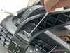 Instale los reposabrazos utilizando dos tornillos en cada uno.
