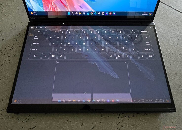 El teclado software Zenbook DUO en modo transparente. (Imagen: Notebookcheck)