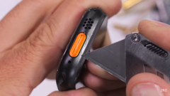 ¿Puede el titanio negro resistir a una cuchilla de afeitar? (Fuente de la imagen: JerryRigEverything)