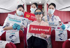 Los pasajeros de Hainan Airlines disfrutan de entretenimiento virtual mientras llevan puestas las gafas Rokid Max AR durante los vuelos del Año Nuevo Lunar. (Fuente: Rokid)