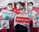 Los pasajeros de Hainan Airlines disfrutan de entretenimiento virtual mientras llevan puestas las gafas Rokid Max AR durante los vuelos del Año Nuevo Lunar. (Fuente: Rokid)