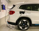 Un coche eléctrico enchufado en una estación de carga (Fuente de la imagen: Eren Goldman vía Unsplash)