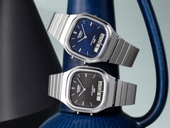 Los relojes retro analógico-digitales Casio AQ-240E-1A y AQ-240E-2A2, con esferas negras y azules con efecto rayos de sol, respectivamente, se muestran uno al lado del otro.