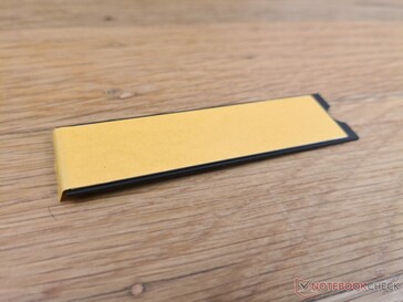 El esparcidor de calor se adhiere al SSD con adhesivo