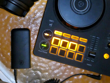 El transmisor inalámbrico se conecta a las fuentes con un solo cable. (Fuente de la imagen: Notebookcheck)