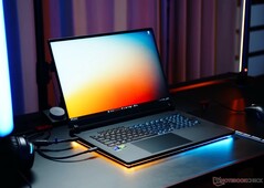 El Asus ROG Strix Scar 18 tiene una gigantesca pantalla mini-LED de 240Hz (Fuente de la imagen: Notebookcheck)