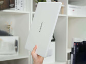 El renovado Xiaomi Book Pro 14 puede equiparse con hasta el Intel Core Ultra X7 358H. En la imagen: el portátil en blanco.