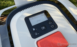 Panel de control y pantalla del robot cortacésped