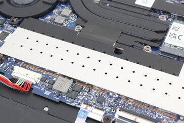 2x módulos SODIMM DDR5 extraíbles protegidos por una placa de aluminio