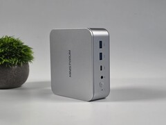 Vista de los puertos frontales del mini PC M2 del minisforo