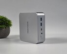 Vista de los puertos frontales del mini PC M2 del minisforo