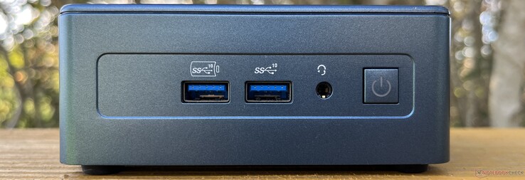 Frontal: 2x USB-A 3.2 Gen 2 (10 Gbps, 1 siempre activo), auriculares, botón de encendido