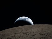 Una imagen en la que se ven la Luna y la Tierra.