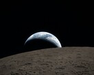 Una imagen en la que se ven la Luna y la Tierra.
