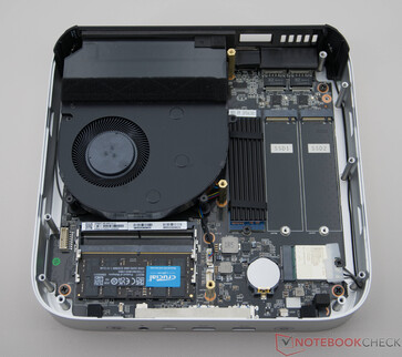 Minisforo AI X1 Pro con la fuente de alimentación desmontada