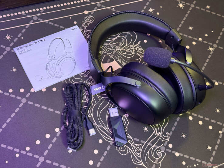 Los auriculares incluyen un cable USB-C, un adaptador receptor inalámbrico y un manual