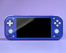 La RG 55G1 presenta un diseño similar al de la Switch Lite. En la imagen: la consola portátil para videojuegos en color índigo.