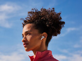 Apple Según los informes, los AirPods con módulos de cámara se fabricarán en serie en 2026 (fuente de la imagen: Apple)