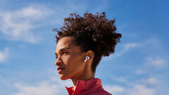 Apple Según los informes, los AirPods con módulos de cámara se fabricarán en serie en 2026 (fuente de la imagen: Apple)