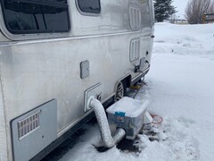 El Bitcoin Antminer S9 fue colocado en una pequeña caja fuera del remolque de viaje Airstream de 22 pies de largo (Imagen: Michael Schmid)