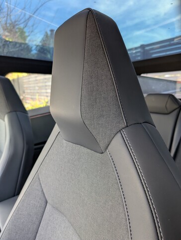 tapicería de los asientos del 2026 Cybertruck AWD.