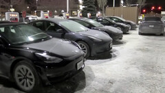 Estación de supercargadores en el área de Chicago durante la explosión ártica (imagen: CBS Chicago/YT)