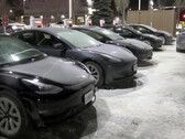 Estación de supercargadores en el área de Chicago durante la explosión ártica (imagen: CBS Chicago/YT)