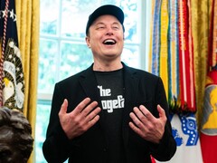 Elon Musk hablando en el Despacho Oval de la Casa Blanca. (Fuente de la imagen: ALLISON ROBBERT/AFP vía Getty Images)