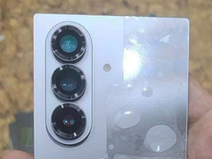 El Galaxy Z Fold7 parece combinar elementos de diseño de los dos smartphones Galaxy Z Fold que Samsung lanzó en 2024. (Fuente de la imagen: Weibo)