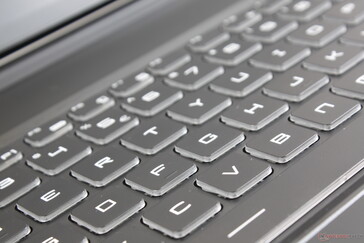 El teclado Chiclet es cómodo para escribir con una respuesta ligeramente más firme que el Asus ROG Strix o Hero