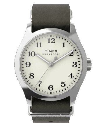 Timex Weekender New England TW2Y86600, con una caja plateada de 34 mm, esfera color crema y correa de piel verde oscuro.