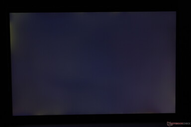 Sangrado moderado y desigual de la luz de fondo a lo largo de las esquinas