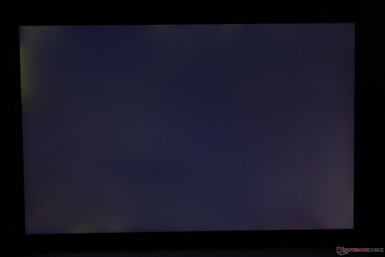 Sangrado moderado y desigual de la luz de fondo a lo largo de las esquinas