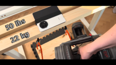 ¿Puede el Find N5 soportar este peso? (Fuente de la imagen: State of Tech vía YouTube)