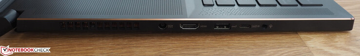 Lado izquierdo: toma de corriente, puerto HDMI 2.0, puerto USB-A 3.1 Gen2, puerto USB-C 3.1 Gen2 con soporte para conector para auriculares DisplayPort 1.4, 3.5-mm.