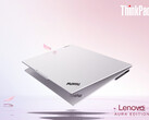 Estas renovaciones en color Moonlight White llegan seis meses después de que Lenovo debutara con el ThinkPad X9 Aura Edition en tamaños de 14 y 15 pulgadas. (Fuente de la imagen: Lenovo)