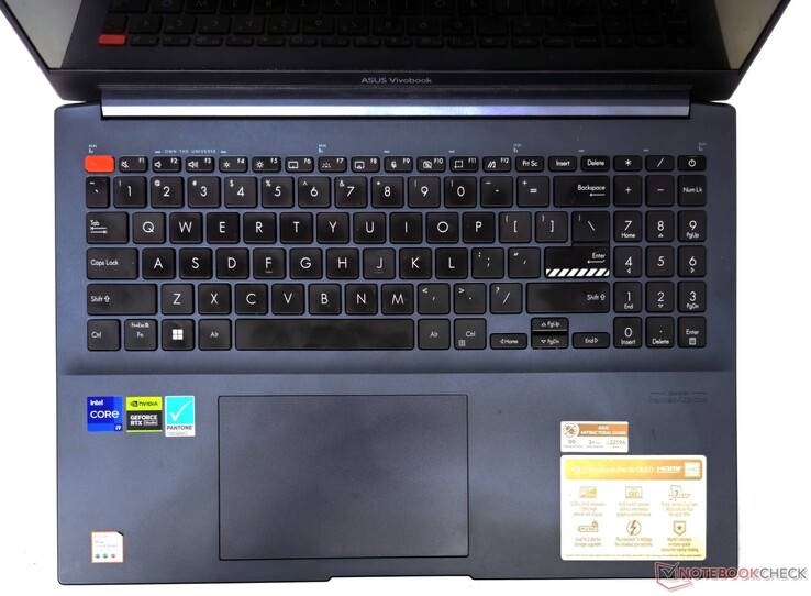 El teclado y el touchpad del Asus VivoBook Pro 16 ofrecen una experiencia de entrada decente