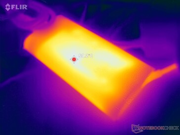 El adaptador de CA puede alcanzar más de 50 C cuando funciona con cargas exigentes