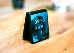Elegante y flexible a la vez: El Motorola Razr 60 Ultra. (Fuente de la imagen: Florian Schmitt/Notebookcheck)