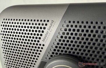 Los altavoces estéreo están ocultos tras las rejillas.