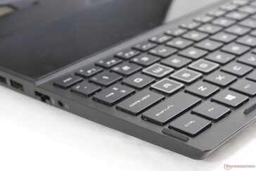 El teclado y la almohadilla táctil se empujan hacia adelante, como en el Asus Zephyrus o en el Samsung Odyssey.