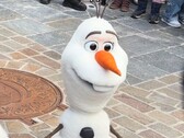 Un robot Olaf basado en inteligencia artificial se volcó de repente en Disneyland París.