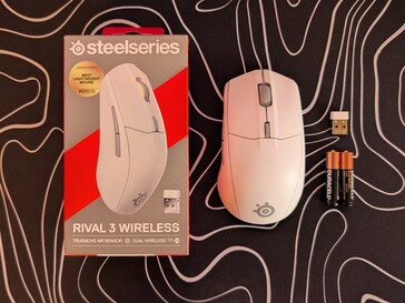 SteelSeries Rival 3 Wireless Gen 2 viene con dos pilas AAA, un dongle de 2,4 GHz y sin cable USB.