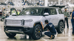 Entrega de los primeros camiones Rivian R1S al CEO y al CFO (imagen: Rivian/Twitter) 