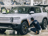 Las primeras entregas del SUV eléctrico R1S pretenden mantener la promesa de lanzamiento de Rivian en diciembre